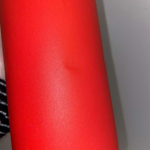 SOLD🌟 Red 32oz Hydroflask - Picture 4 of 7